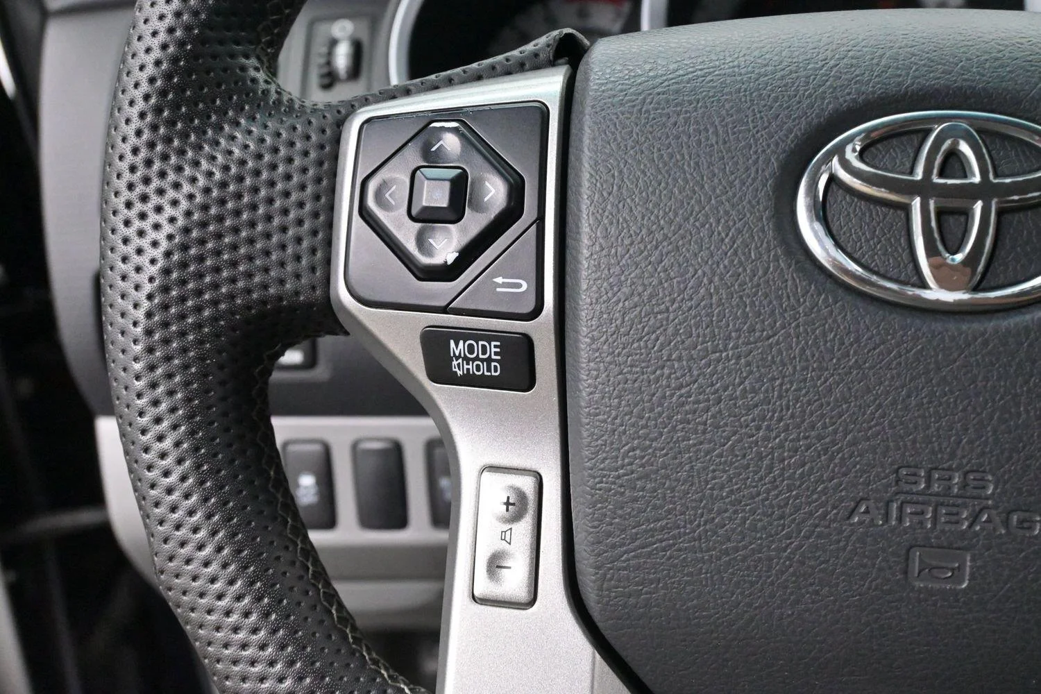 Used 2014 Black Toyota 4WD Double Cab V6 MT (Natl) image 16