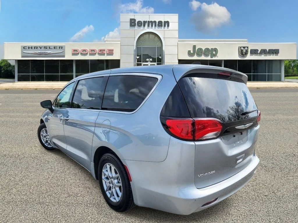 Used 2023 Silver Chrysler LX image 7