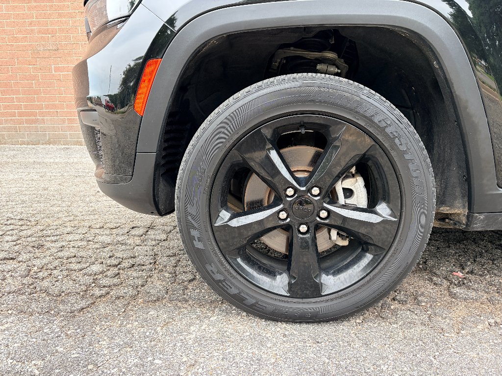 Used 2023 Diamond Black Crystal Pearlcoat Jeep Altitude image 9
