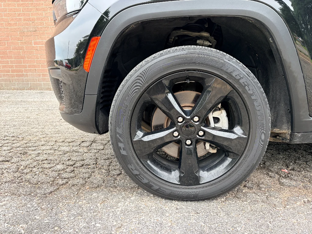 Used 2023 Diamond Black Crystal Pearlcoat Jeep Altitude image 9