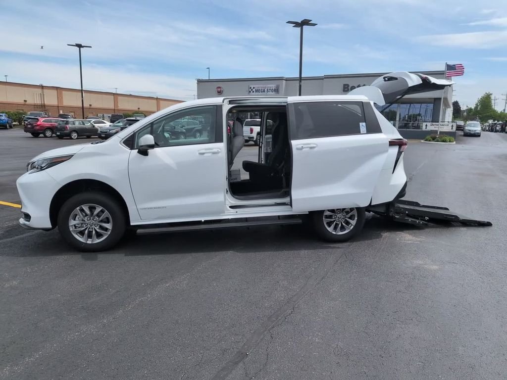2025 Toyota Sienna LE - Photo 14