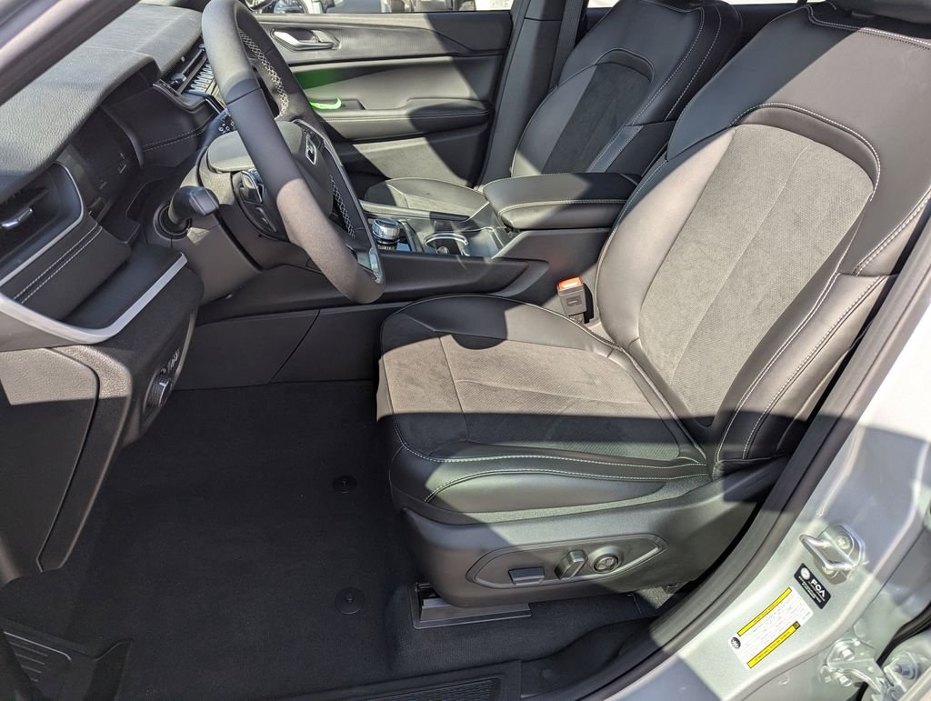 New 2025 Silver Zynith Exterior Paint Jeep Altitude X image 12