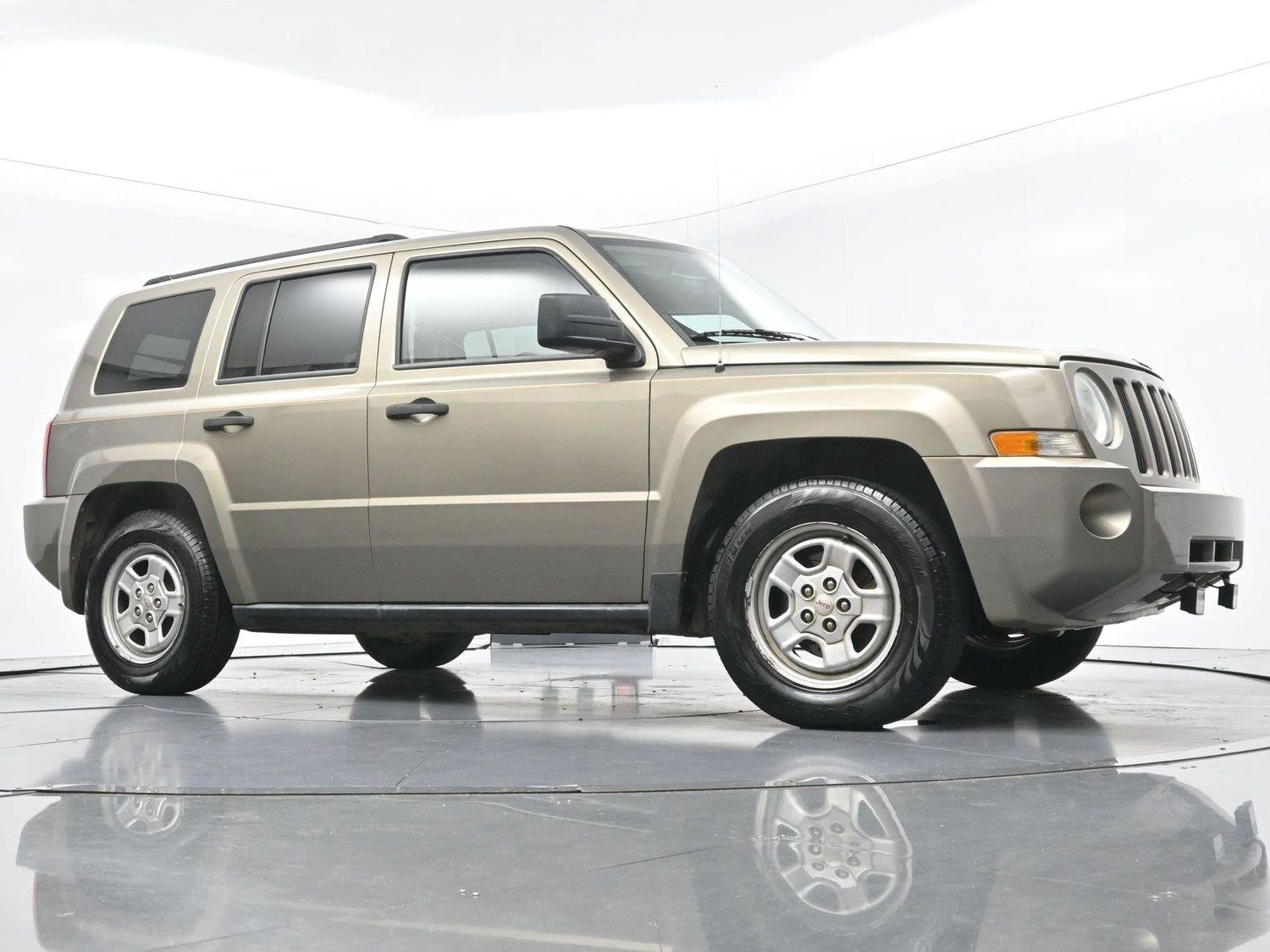 Used 2008 Light Khaki Metallic Jeep Sport image 38