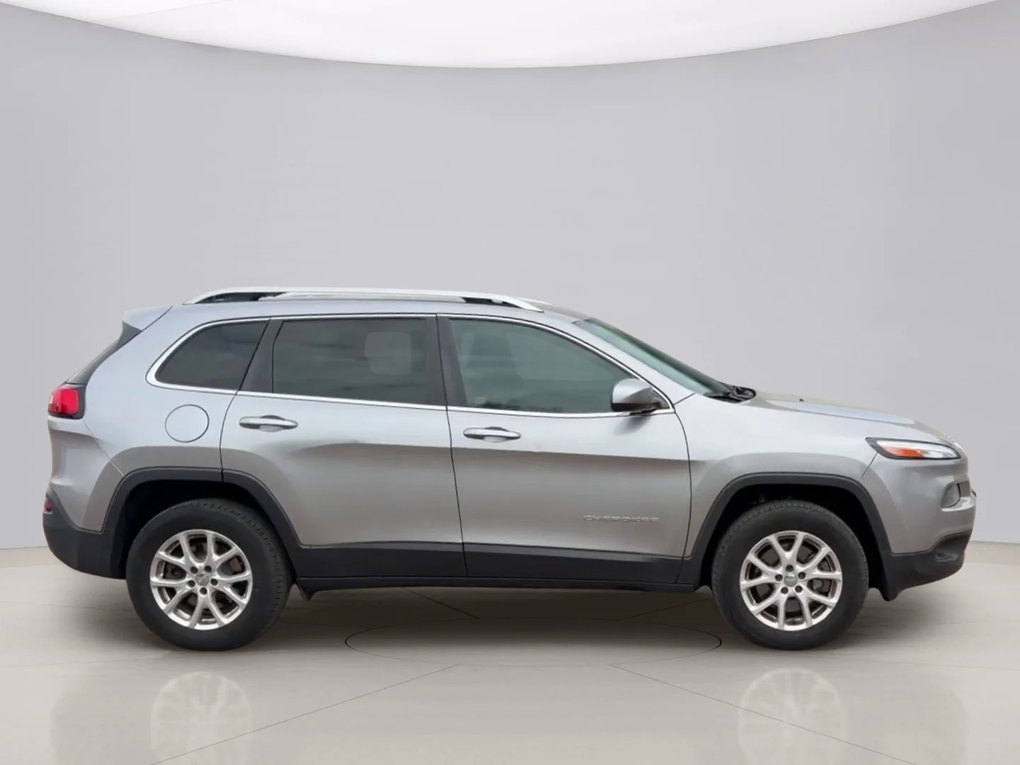 Used 2018 Silver Jeep LATITUDE image 6