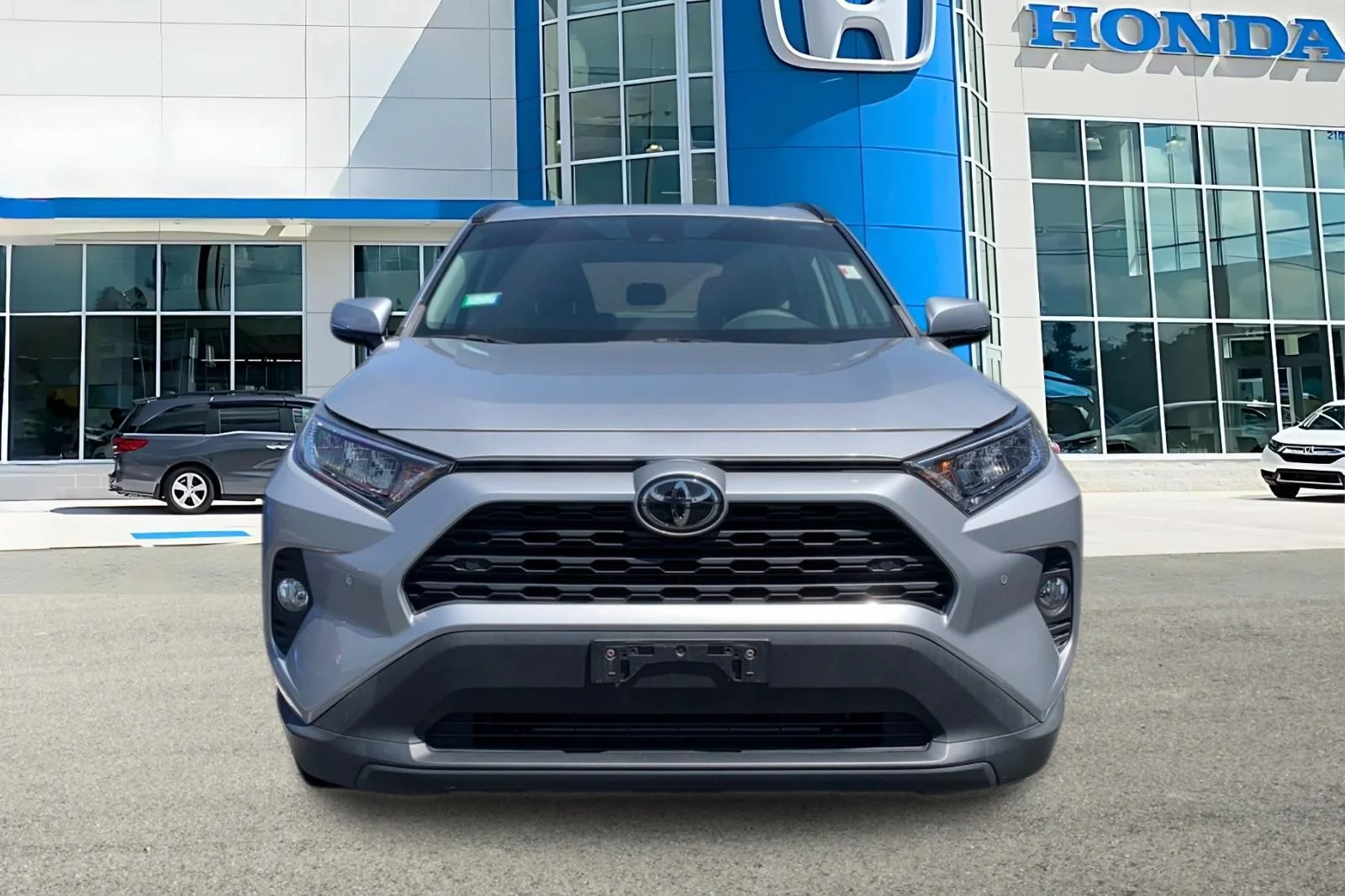 Used 2019 Silver Toyota XLE image 5