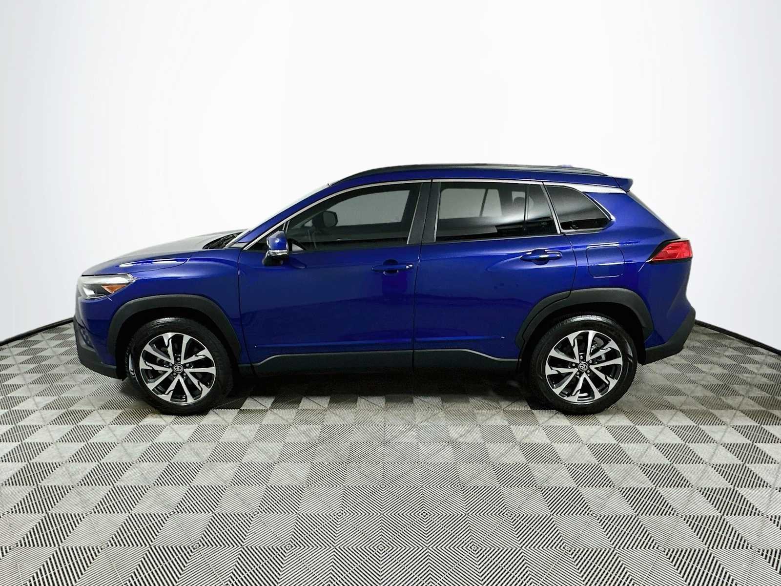 Used 2022 Blue Crush Metallic Toyota XLE image 4