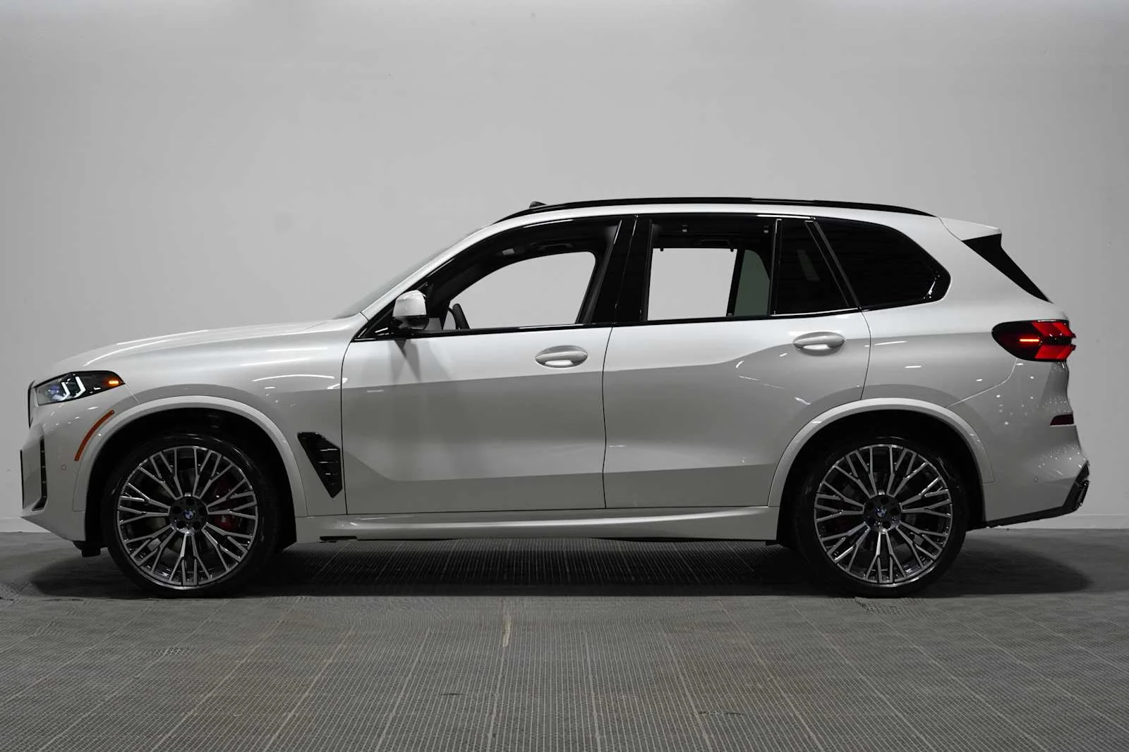 New 2026 Mineral White Metallic BMW xDrive40i image 4