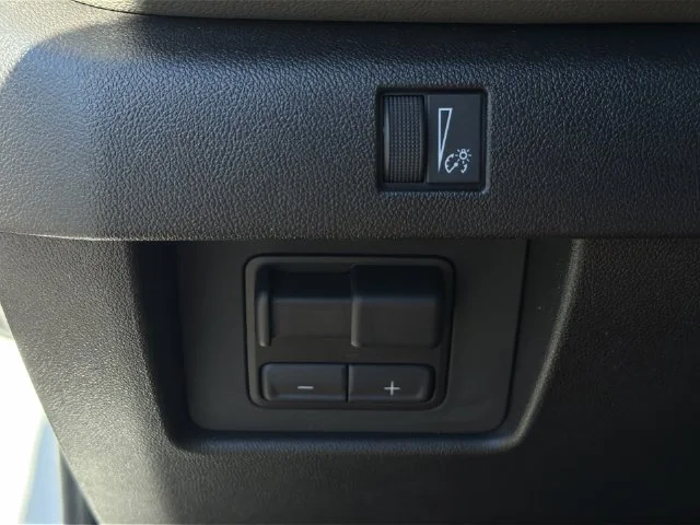 Used 2025 White Chevrolet ZR2 image 33