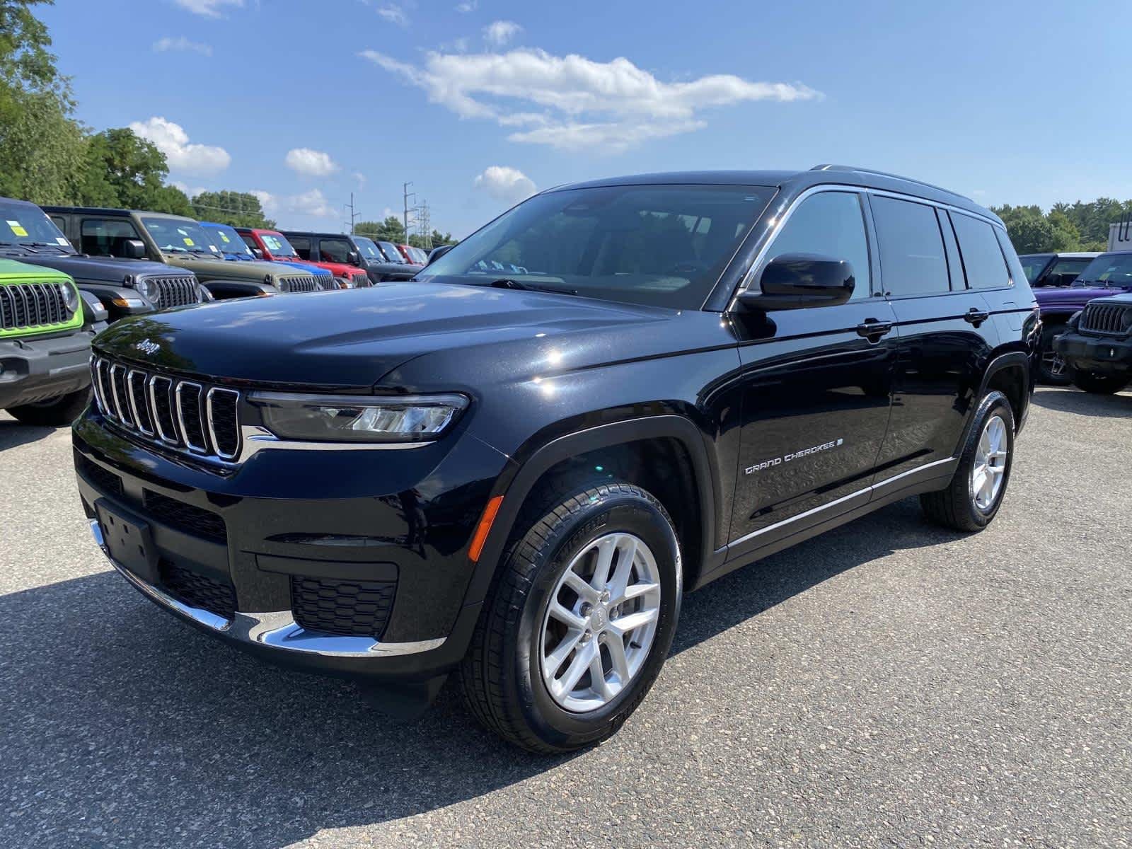 Certified Used 2023 Diamond Black Crystal Pearlcoat Jeep Laredo image 9