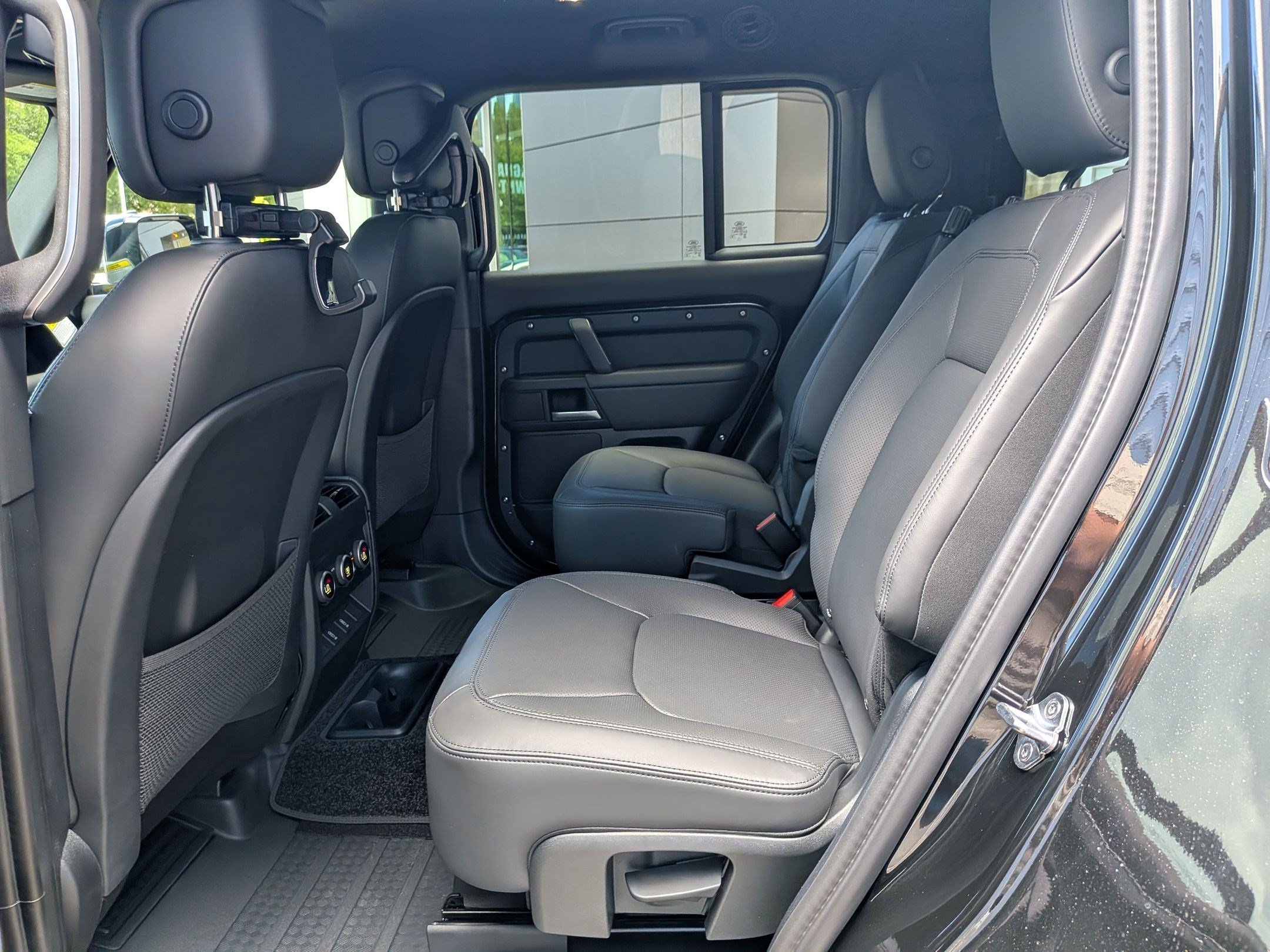 New 2026 Santorini Black Land Rover P400 X-Dynamic SE image 28