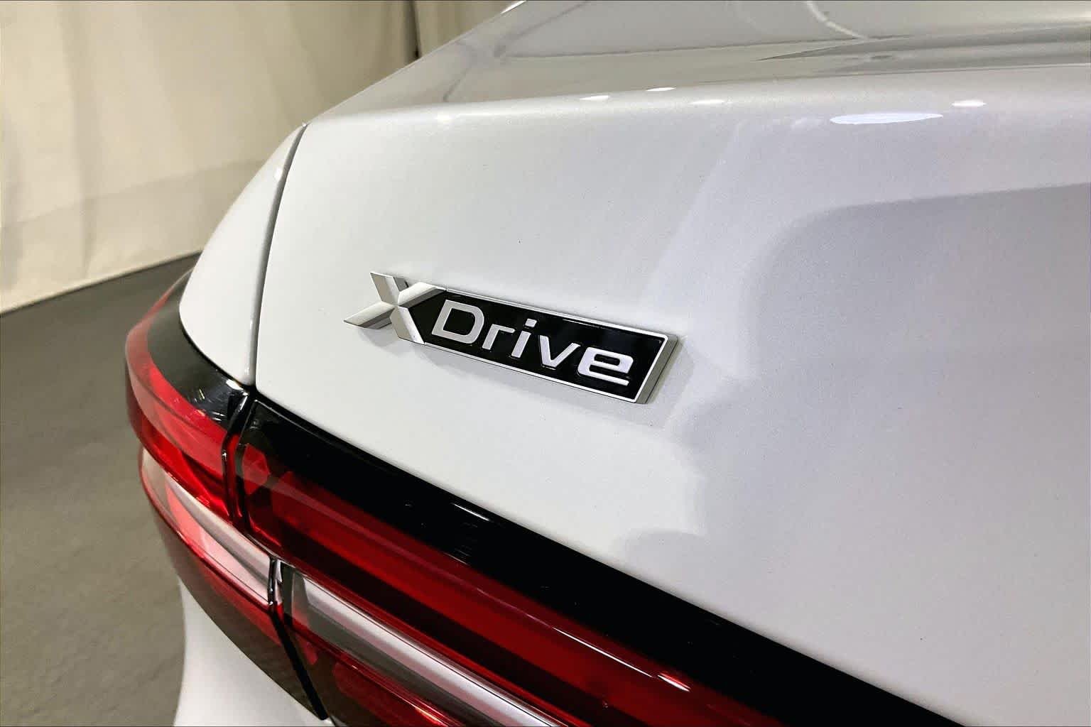 Used 2026 Mineral White Metallic BMW 530i xDrive image 9