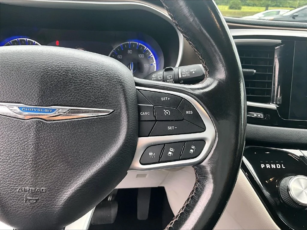 Used 2019 Gray Chrysler Touring L image 18