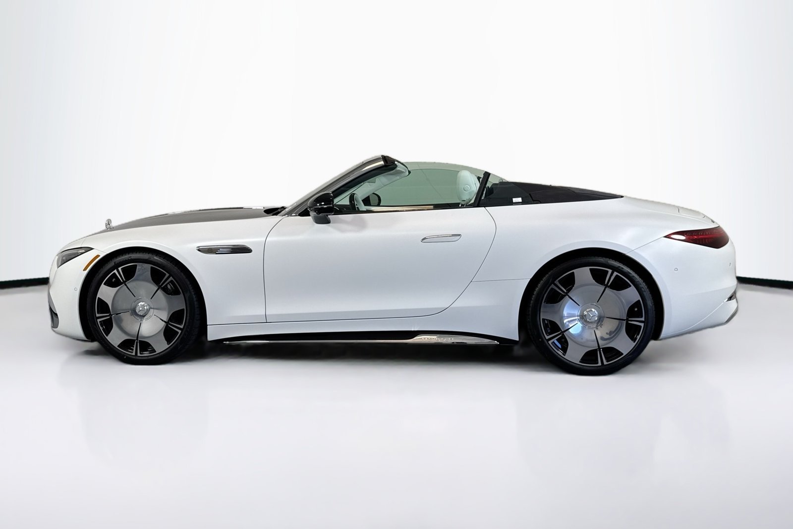 New 2026 Manufaktur Moonlight White Magno Mercedes-Benz Maybach SL 680 Monogram Series image 8