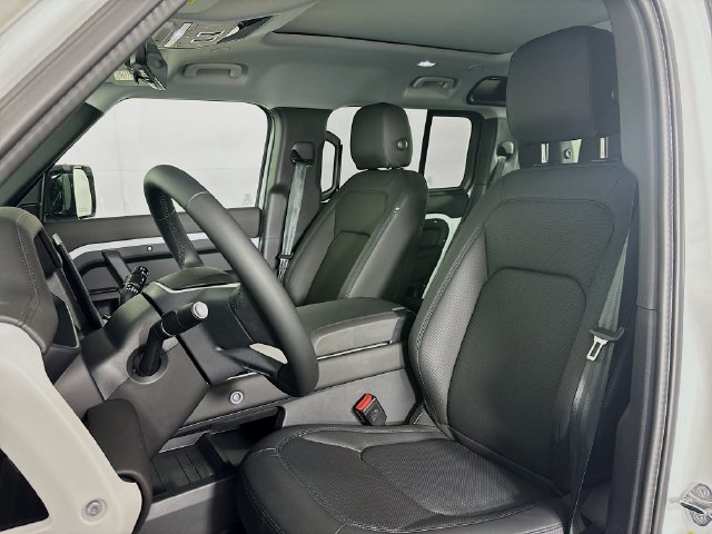 Used 2025 White Land Rover S image 21