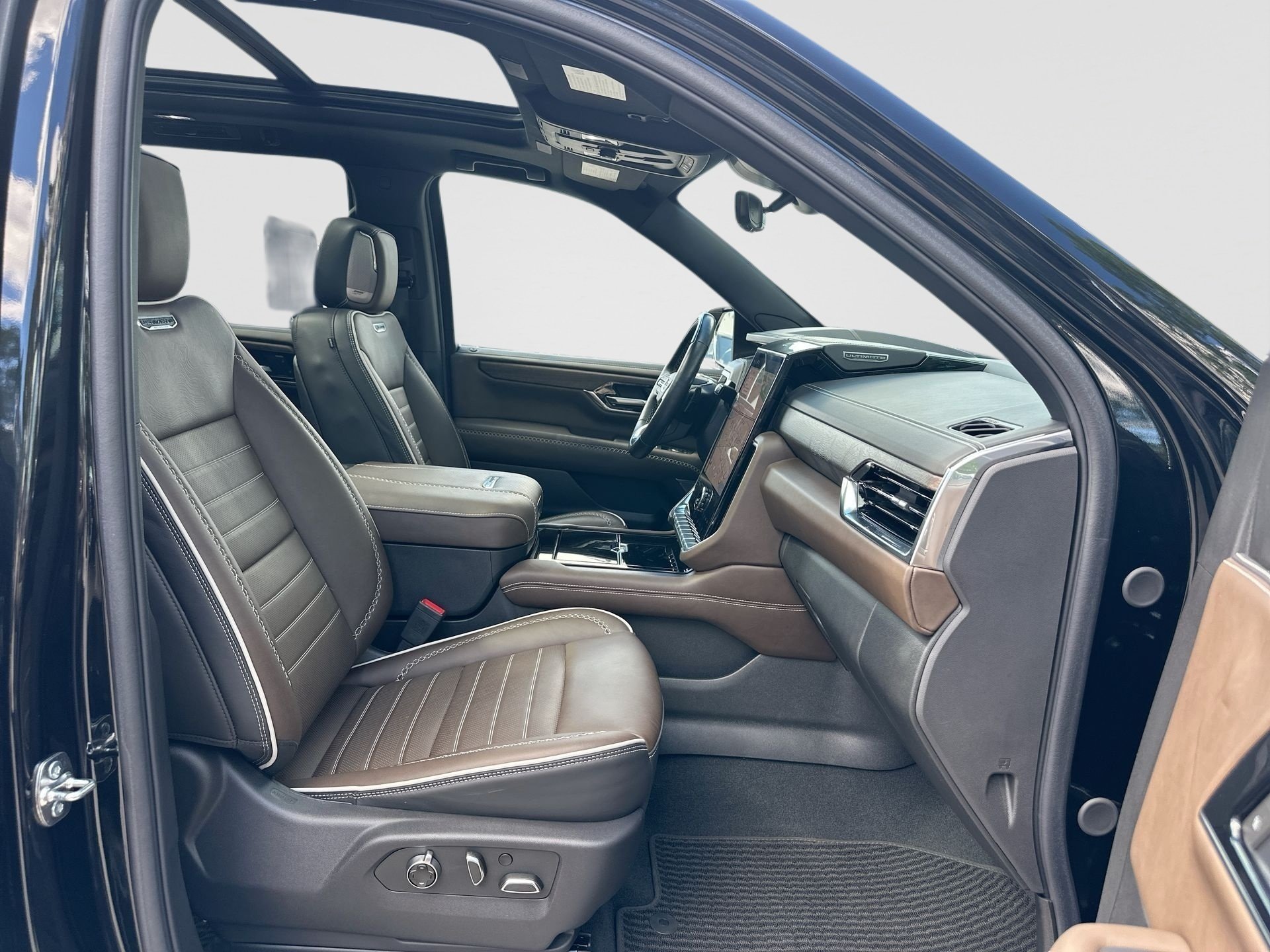 2025 GMC Yukon Denali Ultimate - Photo 28