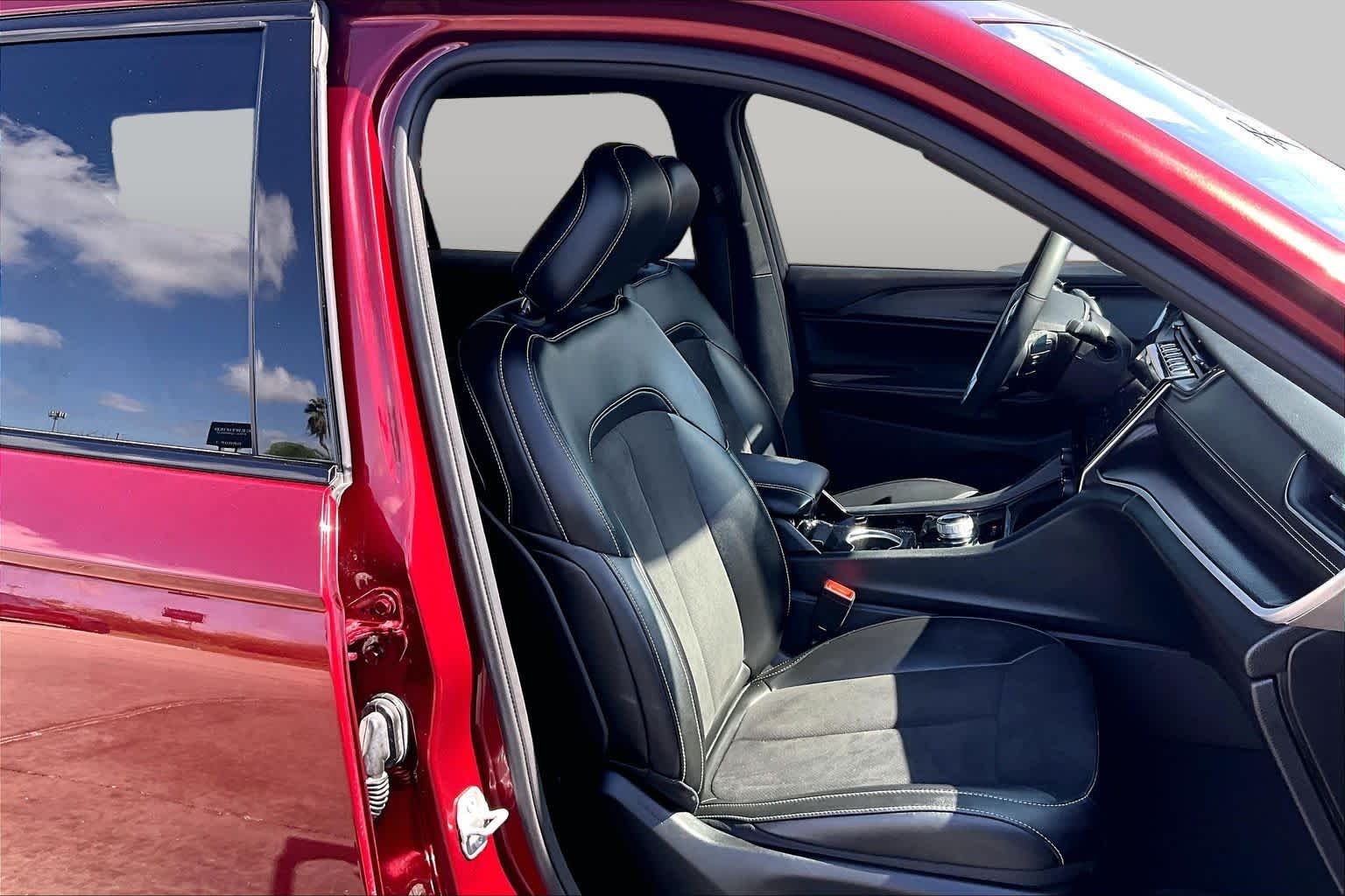 Used 2023 Velvet Red Pearlcoat Jeep Altitude image 9