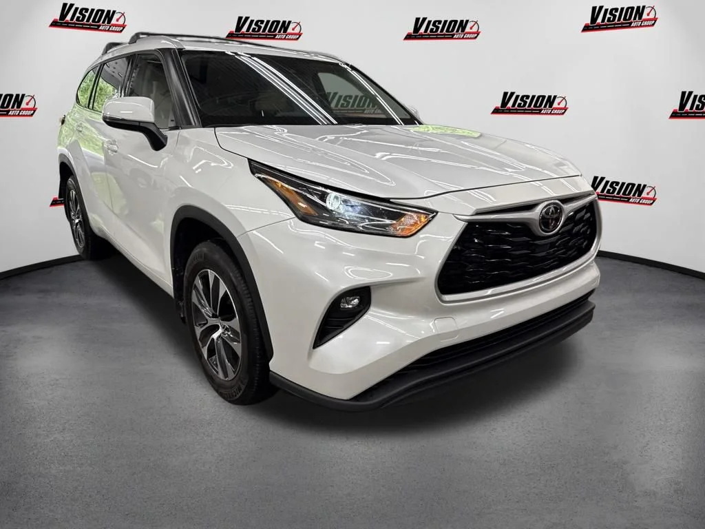 Used 2022 Beige Toyota XLE image 3