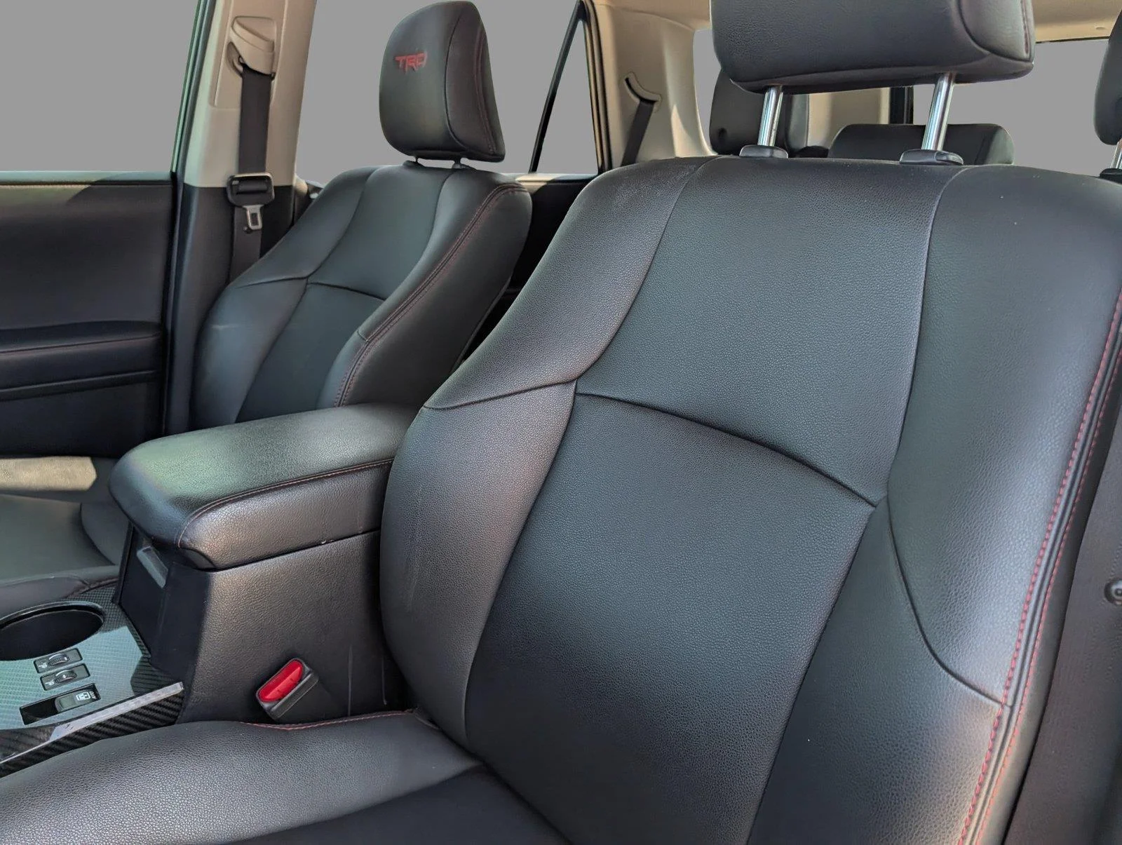 Used 2020 Midnight Black Metallic Toyota Venture image 13