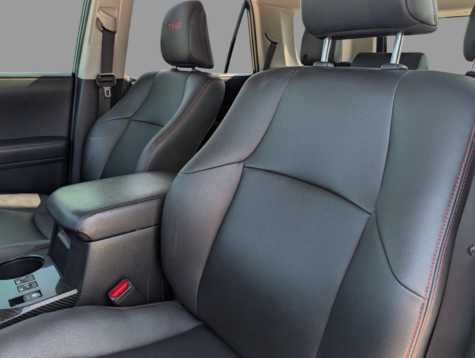 Used 2020 Midnight Black Metallic Toyota Venture image 13