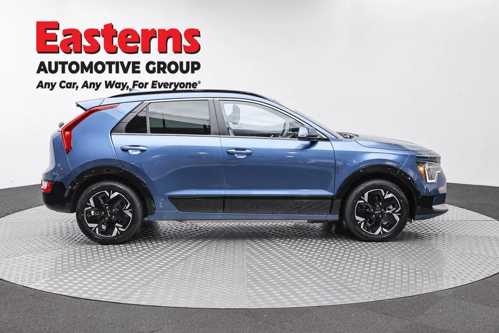 Used 2023 Blue Kia Wind image 4