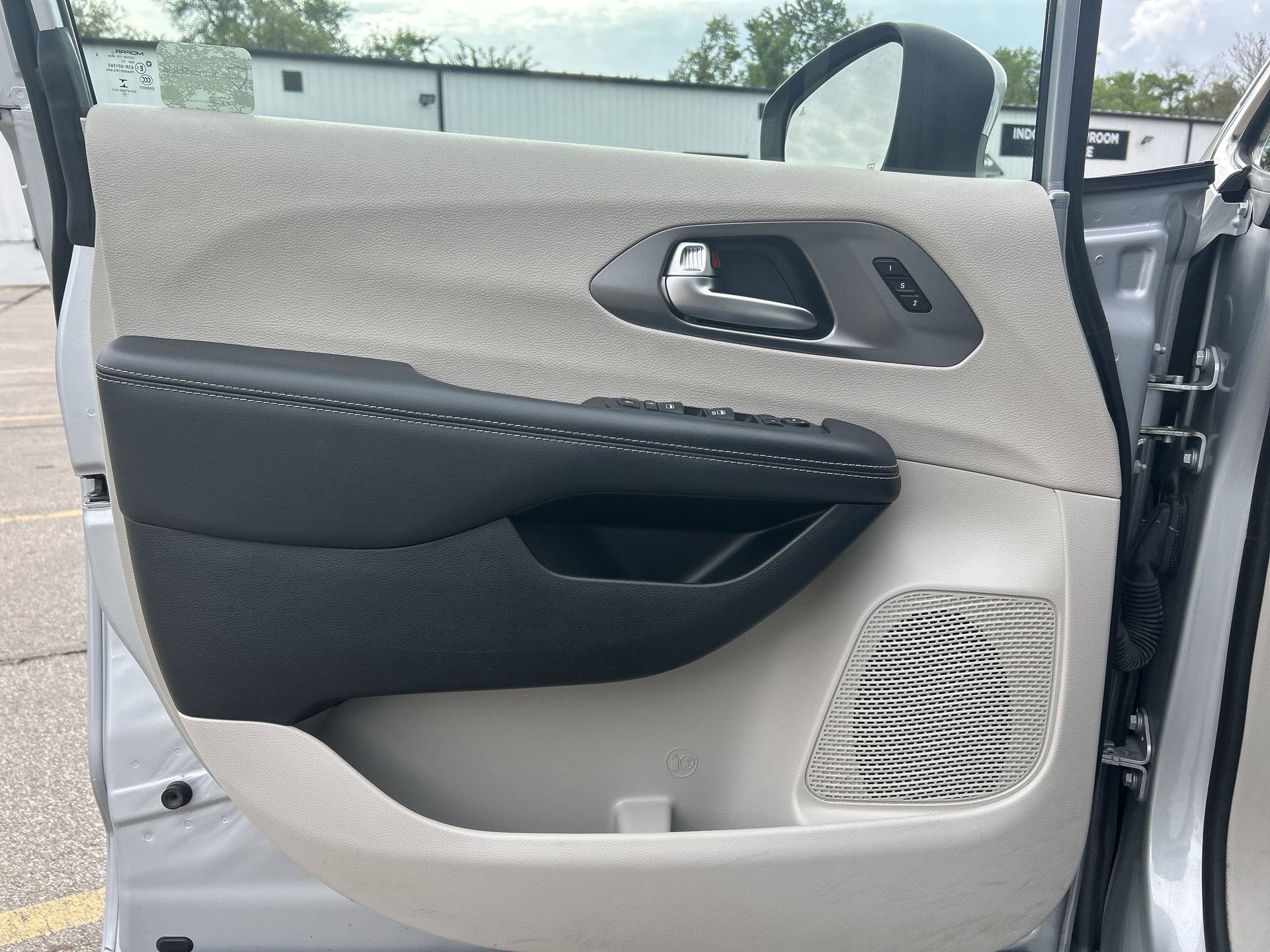 Used 2023 Silver Mist Clearcoat Chrysler Touring L image 22
