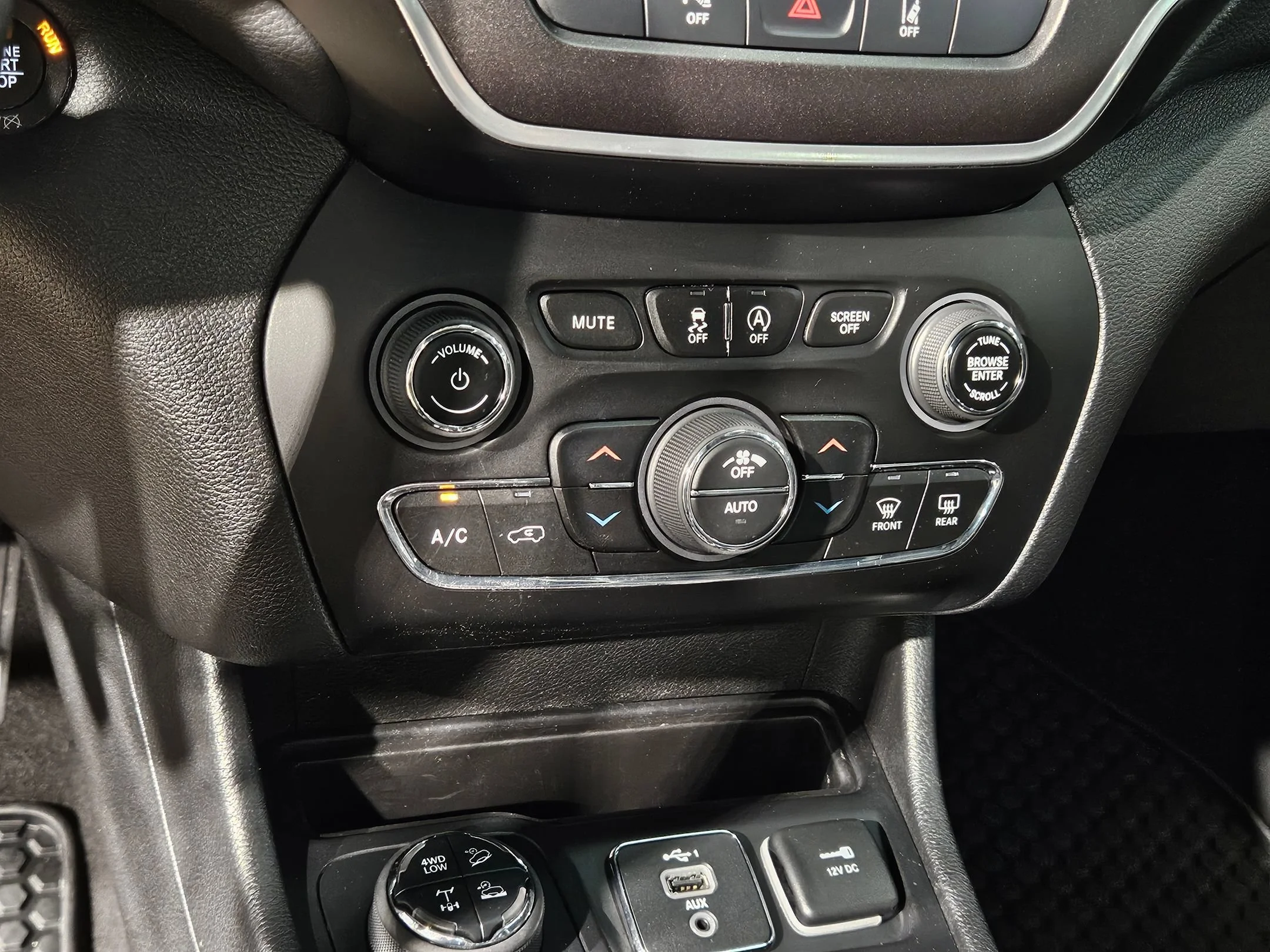 Used 2021 Bright White Clearcoat Jeep Trailhawk image 33