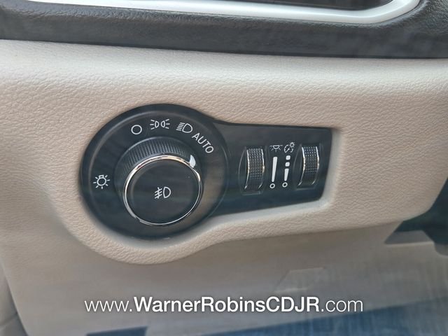 Used 2022 Black Chrysler Touring L image 30