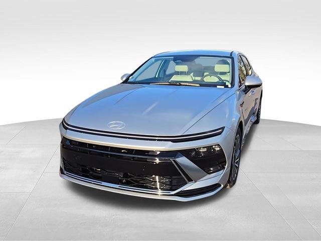 New 2025 Silver Hyundai SEL image 4