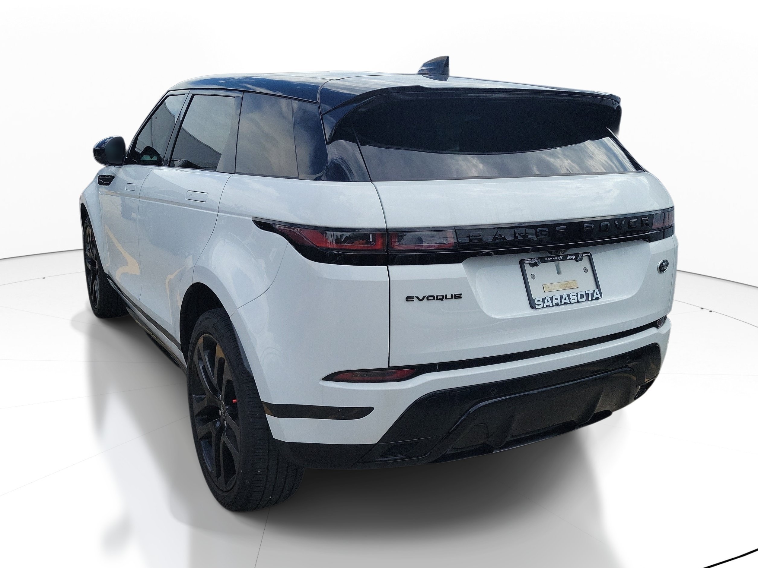 Used 2023 White Land Rover R-Dynamic SE image 6