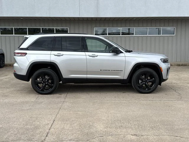 New 2026 Silver Zynith Exterior Paint Jeep Limited image 2