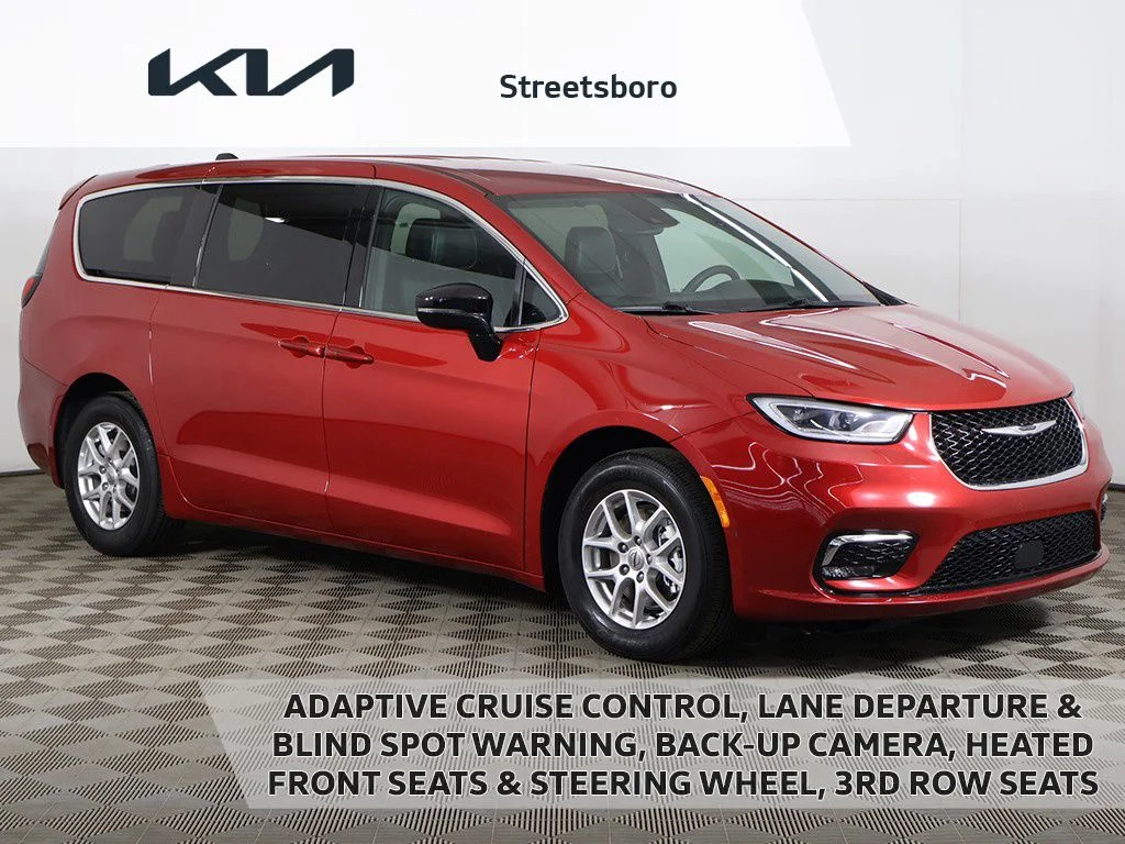 2025 Chrysler Pacifica Select's photo