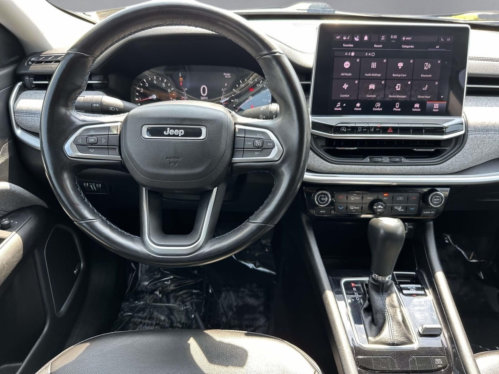 Used 2022 Silver Jeep Latitude image 3