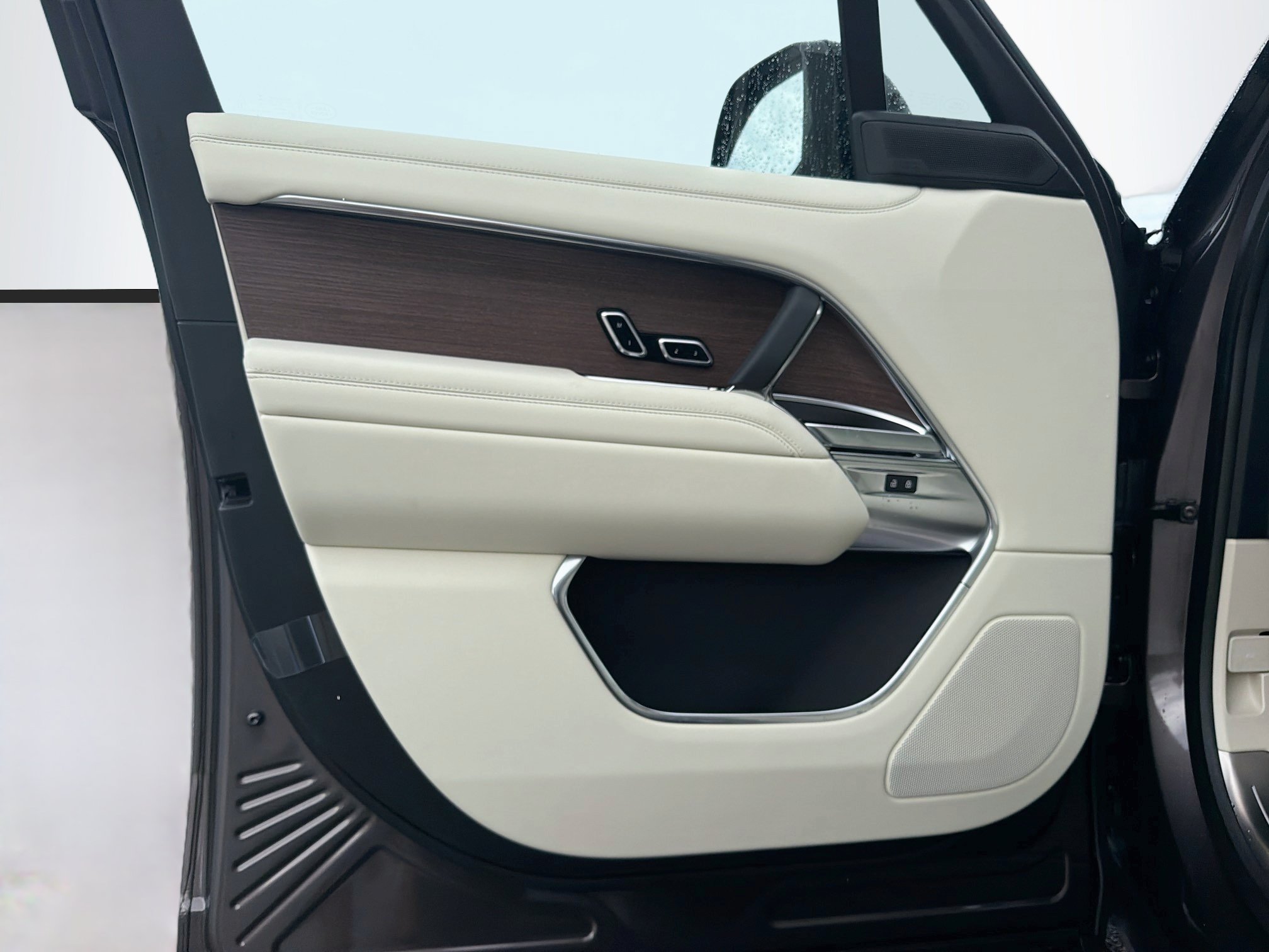 New 2026 Charente Grey Land Rover SE image 23