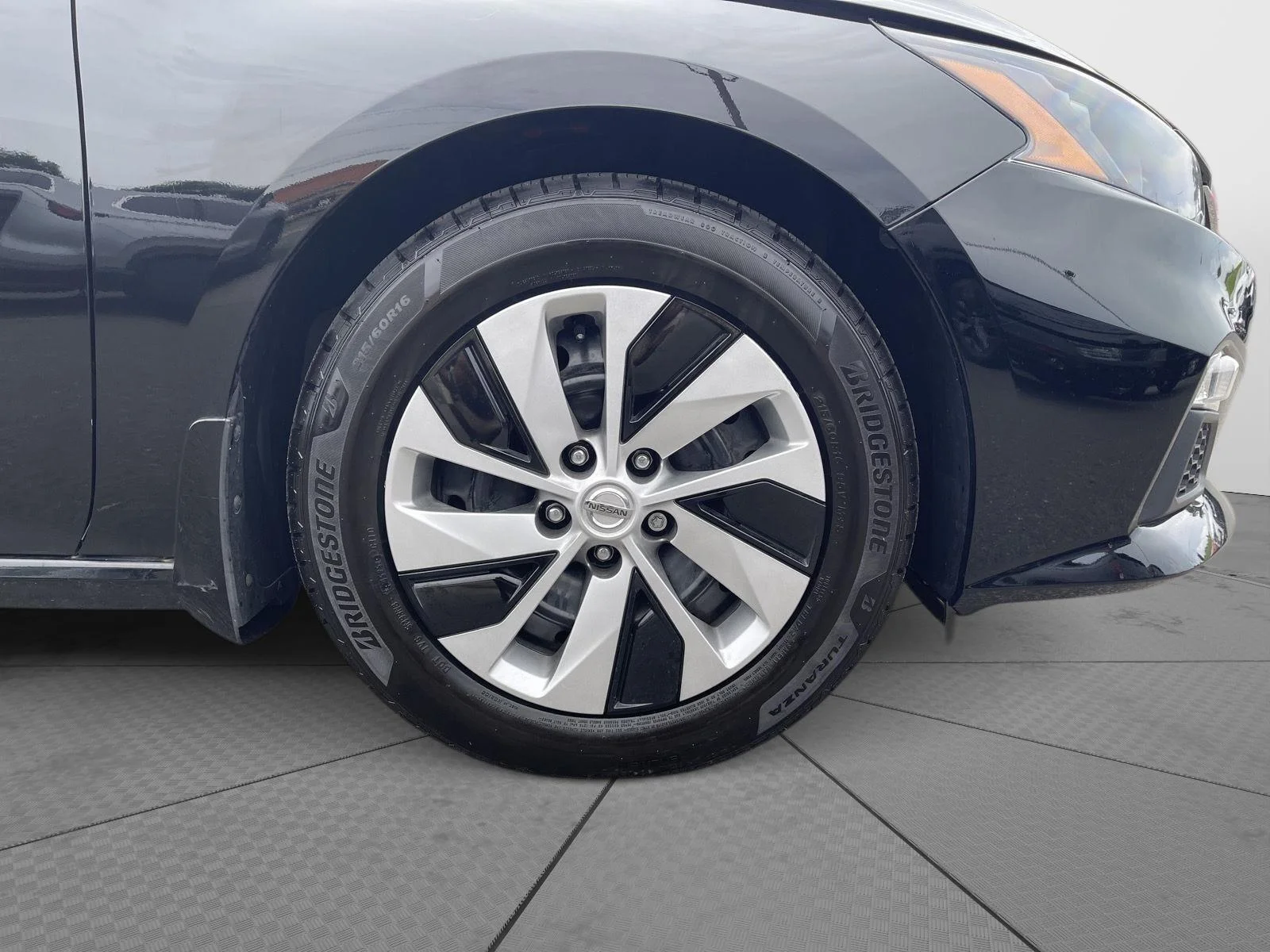 Used 2022 Super Black Nissan 2.5 S image 21