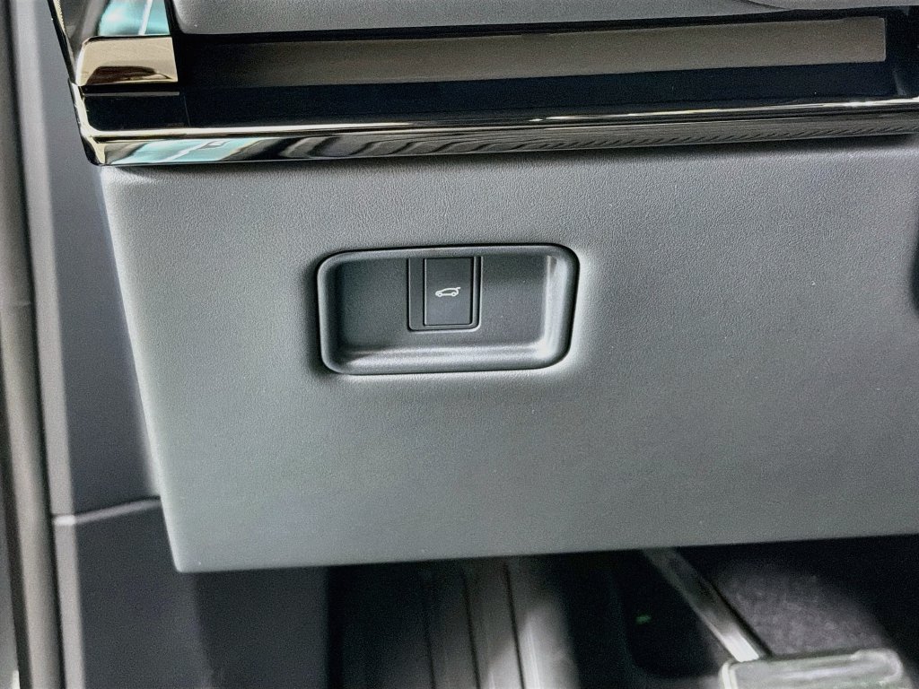 New 2027 Carpathian Grey Land Rover Dynamic SE P400 image 10