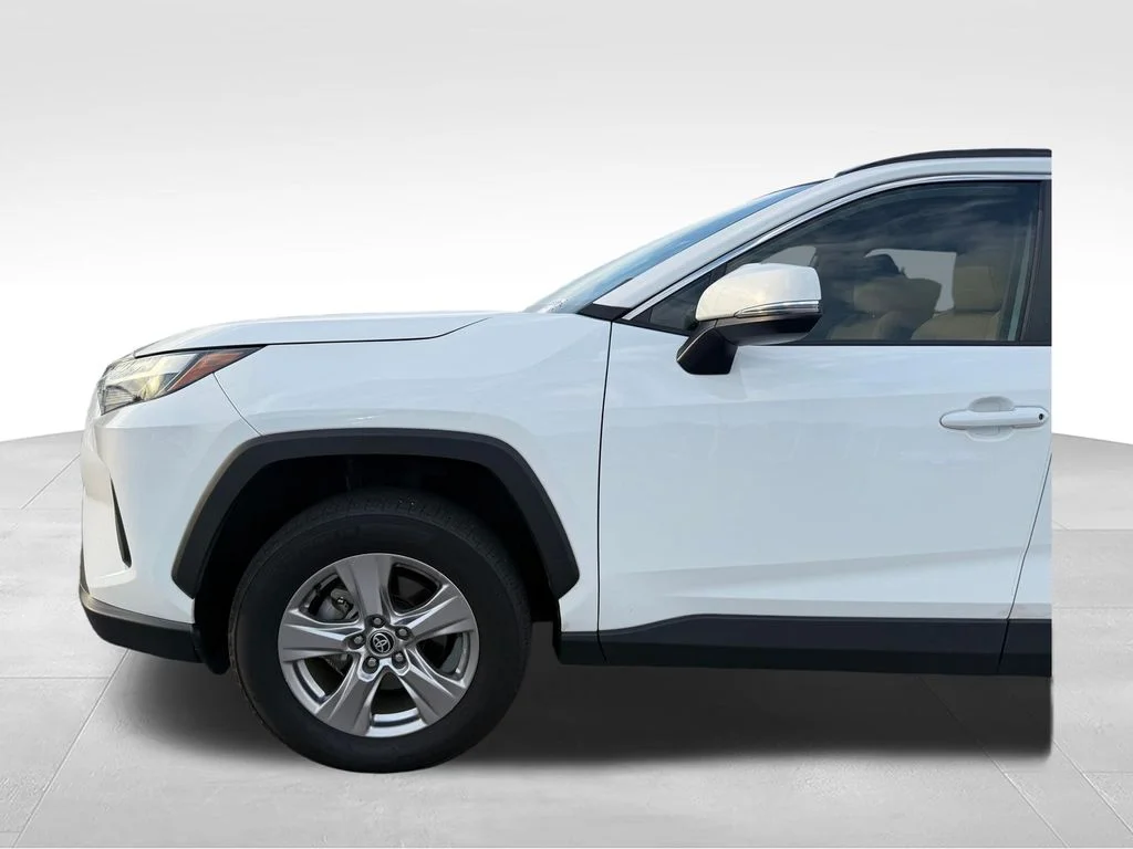 Used 2022 White Toyota XLE image 24