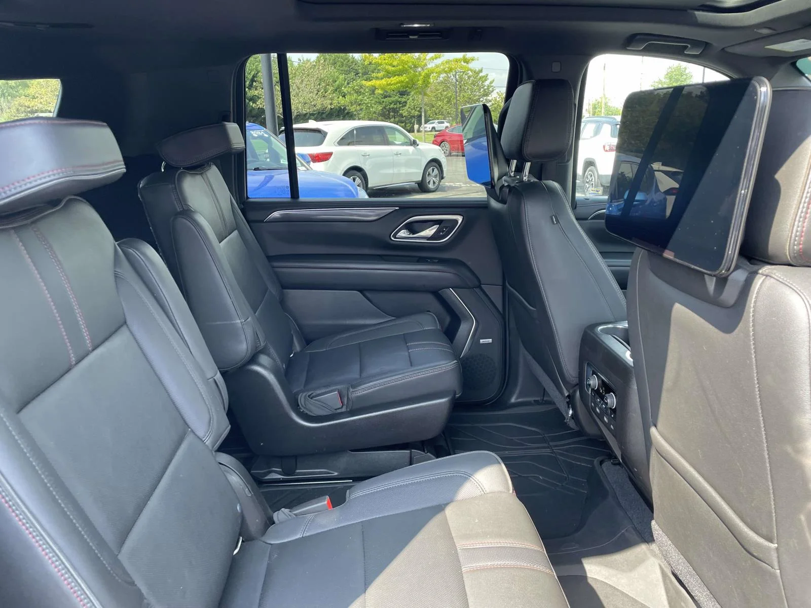 2021 Chevrolet Suburban RST - Photo 11