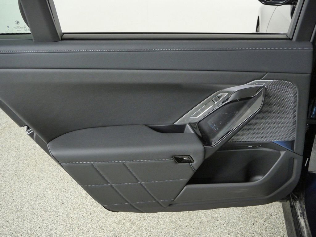 New 2026 Carbon Black Metallic BMW xDrive60 image 30