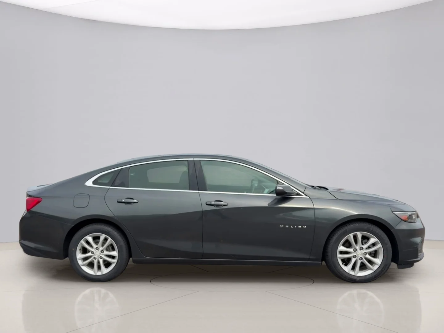 Used 2018 Gray Chevrolet LT image 6