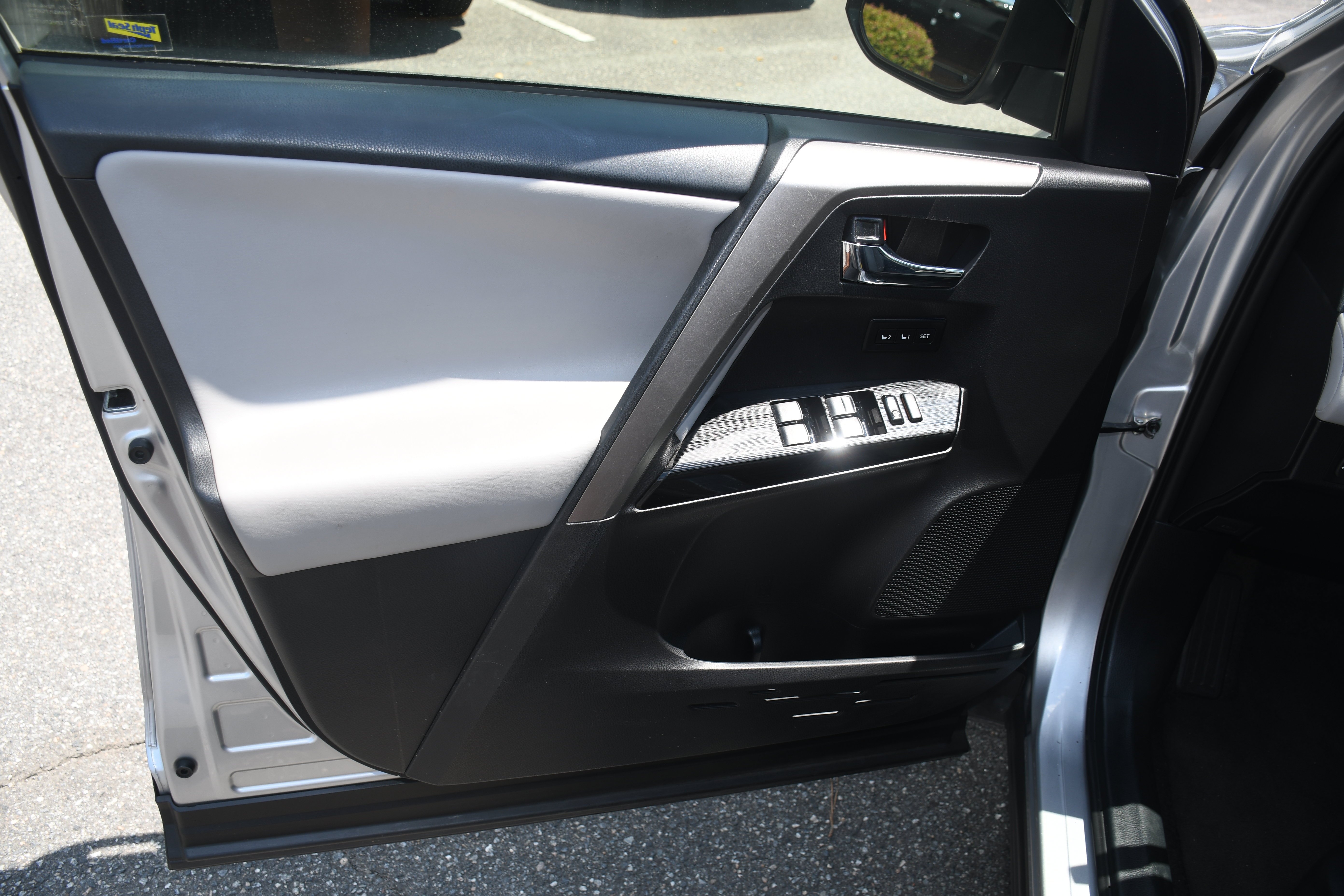 Used 2018 Silver Toyota Limited image 9