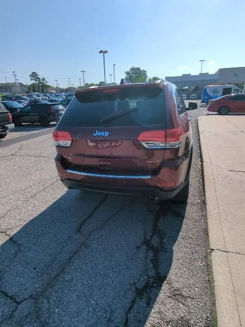 Used 2018 Red Jeep Limited image 10