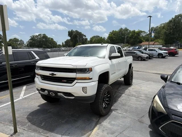 Used 2018 SUMMIT WHITE Chevrolet LT image 1