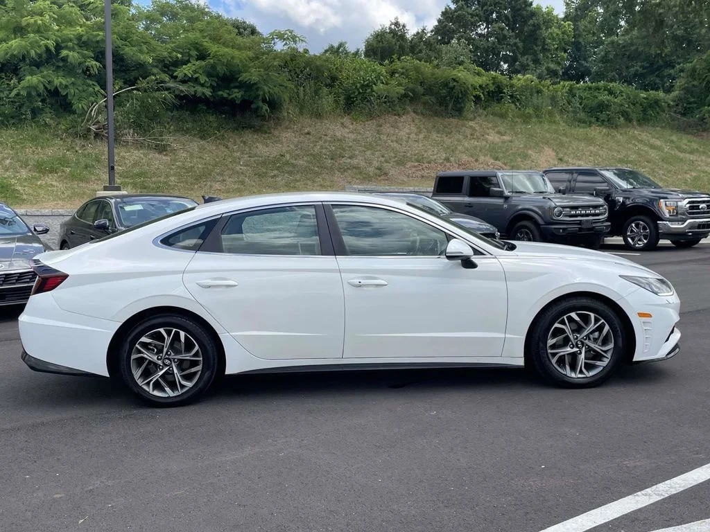 Used 2023 White Hyundai SEL image 2