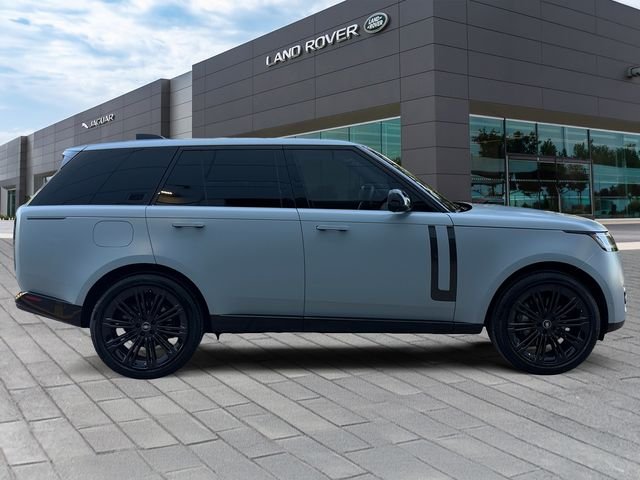 Used 2025 White Land Rover SE image 6