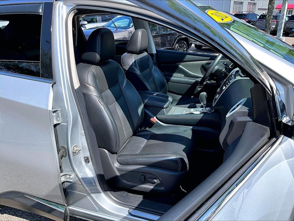 Used 2017 Silver Nissan SL image 11