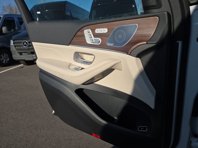 New 2026 MANUFAKTUR Moonlight White Metallic Mercedes-Benz GLS450 image 23