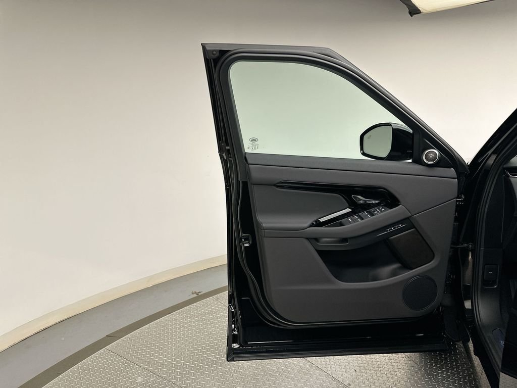 New 2026 Santorini Black Metallic Land Rover S image 9