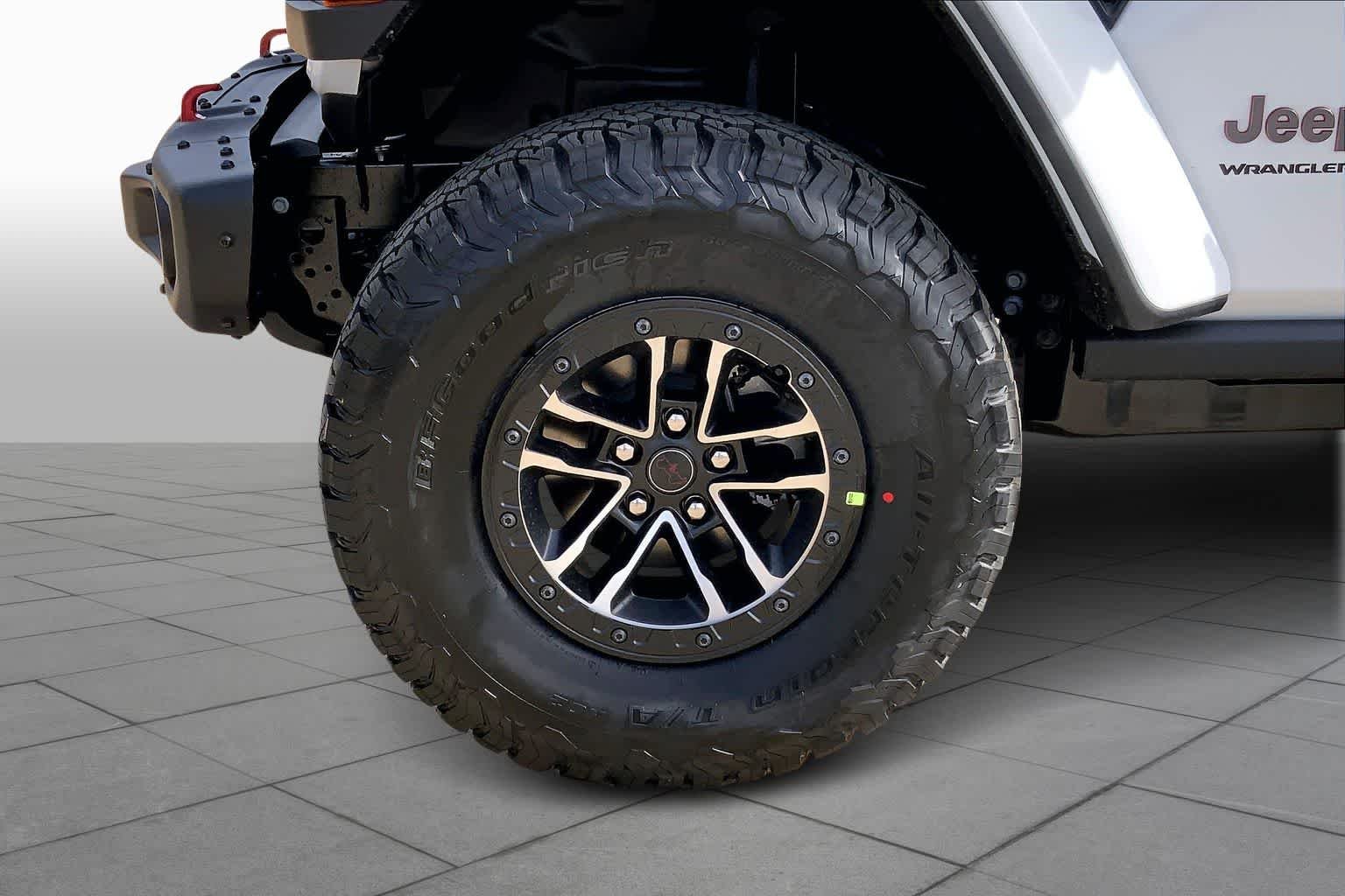 New 2026 Bright White Clear-Coat Exterior Paint Jeep Rubicon X image 11