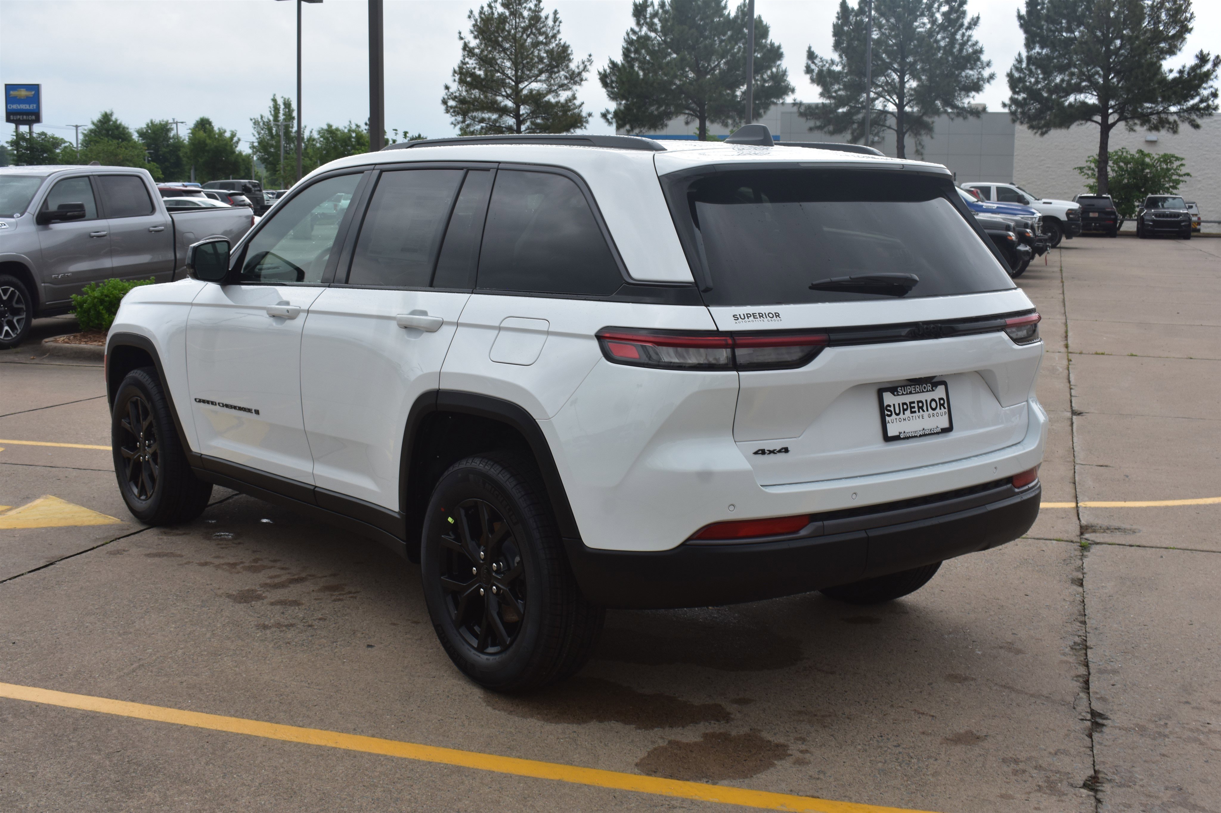 New 2026 Bright White Clear-Coat Exterior Paint Jeep Laredo Altitude image 8