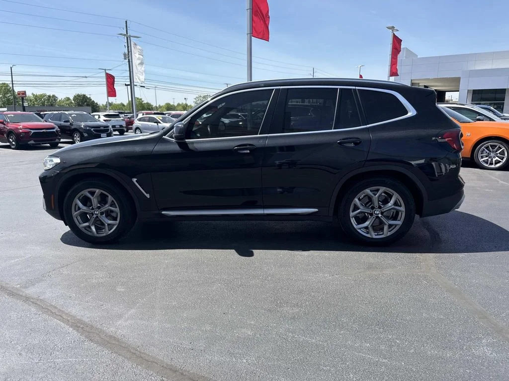 Used 2022 Black BMW sDrive30i image 4